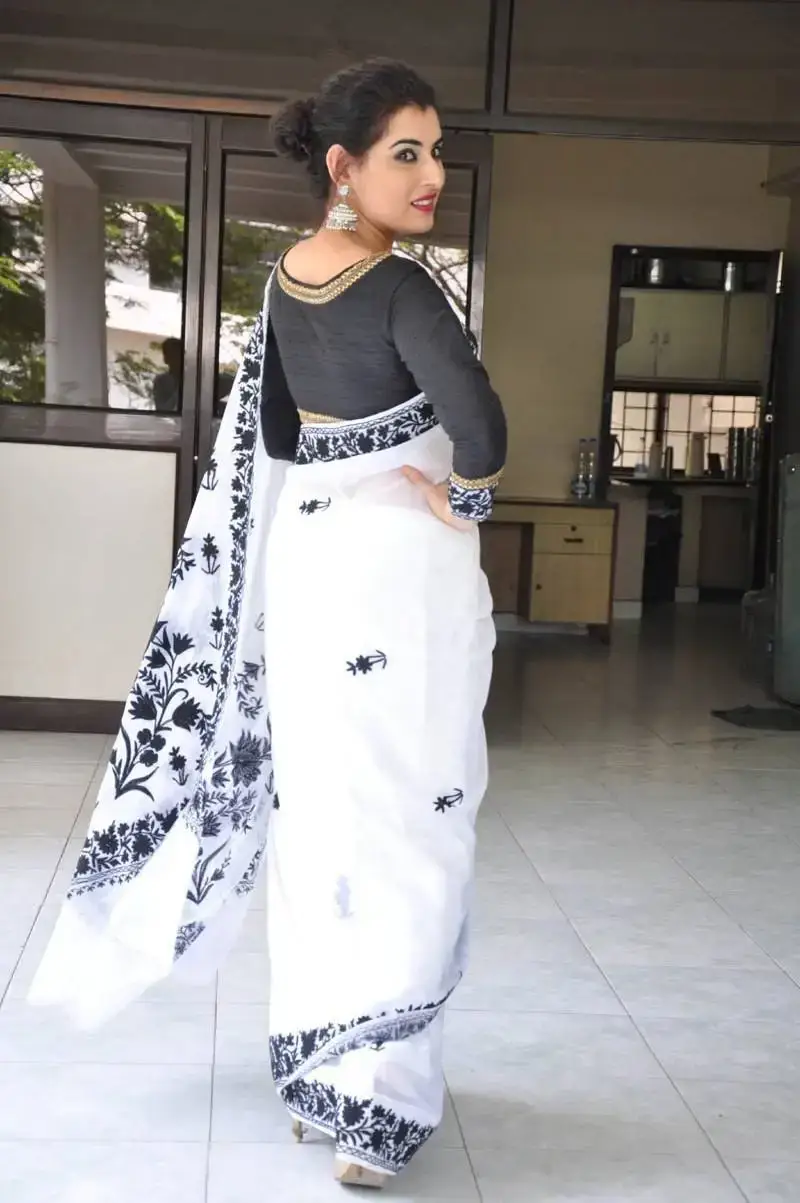 ACTRESS ARCHANA VEDA IN TRADITIONAL INDIAN WHITE SAREE 3